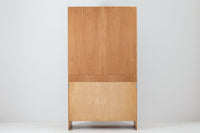 北欧より買い付けたHansJ.Wegnerデザインのブックシェルフです。彼のキャビネット類を数多く手がけたRYmobler社製の本棚です。シンプルなデザインながらも要所要所にウェグナーらしいデザインが施してあり、実用性にも優れている逸品です。本体がチーク材(足摺りのみオーク材)の希少なモデルです。