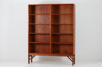 Borgemogensen(ボーエ・モーエンセン)によってデザインされたブックシェルフです。一見シンプルなフォルムですが、脚部がデザインポイントになっています。良質なチーク材が使用されており、FDB社によって細かい所まで丁寧に作成されています。使い勝手の良いサイズだと思います。本体、脚両方にチーク材が使用された希少なモデルです。