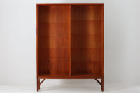 Borgemogensen(ボーエ・モーエンセン)によってデザインされたブックシェルフです。一見シンプルなフォルムですが、脚部がデザインポイントになっています。良質なチーク材が使用されており、FDB社によって細かい所まで丁寧に作成されています。使い勝手の良いサイズだと思います。本体、脚両方にチーク材が使用された希少なモデルです。