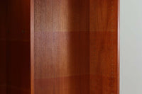 Borgemogensen(ボーエ・モーエンセン)によってデザインされたブックシェルフです。一見シンプルなフォルムですが、脚部がデザインポイントになっています。良質なチーク材が使用されており、FDB社によって細かい所まで丁寧に作成されています。使い勝手の良いサイズだと思います。本体、脚両方にチーク材が使用された希少なモデルです。