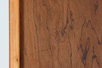 Borgemogensen(ボーエ・モーエンセン)によってデザインされたブックシェルフです。一見シンプルなフォルムですが、脚部がデザインポイントになっています。良質なチーク材が使用されており、FDB社によって細かい所まで丁寧に作成されています。使い勝手の良いサイズだと思います。本体、脚両方にチーク材が使用された希少なモデルです。