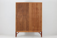 Borgemogensen(ボーエ・モーエンセン)によってデザインされたブックシェルフです。一見シンプルなフォルムですが、脚部がデザインポイントになっています。良質なチーク材が使用されており、FDB社によって細かい所まで丁寧に作成されています。使い勝手の良いサイズだと思います。本体、脚両方にチーク材が使用された希少なモデルです。