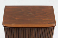 デンマークで長く使用されていたスモールキャビネットです。特徴は蛇腹式の扉で、ビンテージ品ならではの雰囲気です。シンプルで使い勝手が良さそうです。