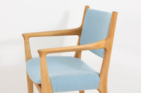 デンマークより買い付けた「JH525」です。HansJ.Wegnerが1950年代にデザインしたアームチェアです。サイド部はフレームの繋ぎ目が見えない様にファブリックで覆われています。今は無きJohannesHansen社の熟練の職人によって手作業で作成されたチェアは、見る角度によって異なる印象を与えてくれます。オーク材が使用されたモデルです。