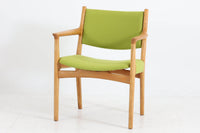 デンマークより買い付けた「JH525」です。HansJ.Wegnerが1950年代にデザインしたアームチェアです。サイド部はフレームの繋ぎ目が見えない様にファブリックで覆われています。今は無きJohannesHansen社の熟練の職人によって手作業で作成されたチェアは、見る角度によって異なる印象を与えてくれます。オーク材が使用されたモデルです。