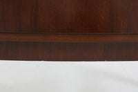 「カイ・クリスチャンセン」デザインの取っ手が特徴的なチェストです。良質なチーク材が使用されています。大型のモデルもありますが、こちらは小ぶりで可愛らしいタイプの物です。良質なマホガニー材が使用されています。