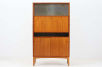 スウェーデンより買い付けたキャビネットです。鍵付きの扉が付属した珍しいデザインです。小物や大事な物を収納したり、簡易なデスクとしてもお使いいただけます。高さが138cmと小ぶりで空間を圧迫することなくご使用いただけます。