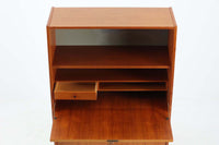 スウェーデンより買い付けたキャビネットです。鍵付きの扉が付属した珍しいデザインです。小物や大事な物を収納したり、簡易なデスクとしてもお使いいただけます。高さが138cmと小ぶりで空間を圧迫することなくご使用いただけます。