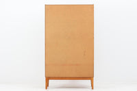 スウェーデンより買い付けたキャビネットです。鍵付きの扉が付属した珍しいデザインです。小物や大事な物を収納したり、簡易なデスクとしてもお使いいただけます。高さが138cmと小ぶりで空間を圧迫することなくご使用いただけます。