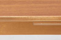 スウェーデンより買い付けたダイニングテーブルです。天板にはチーク材、脚にはナチュラルなビーチ材が使用されており、デンマーク製の物より全体的に明るく優しい印象を受けます。幅が100cmと小ぶりで珍しいサイズ感です。片方だけ拡張板を広げて使用可能です。