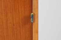 スウェーデンより買い付けたシェルフです。ブラックペイントとビーチ材、チーク材の組み合わせがスウェーデン家具ならではの風合いです。