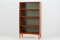 スウェーデンより買い付けたブックシェルフです。高さが139cmと小ぶりで使い勝手の良いサイズ感です。チーク材とビーチ材の組み合わせが素敵です。モスグリーン色の背板がデザインポイントになっています。