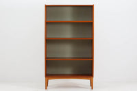 スウェーデンより買い付けたブックシェルフです。高さが139cmと小ぶりで使い勝手の良いサイズ感です。チーク材とビーチ材の組み合わせが素敵です。モスグリーン色の背板がデザインポイントになっています。