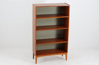 スウェーデンより買い付けたブックシェルフです。高さが139cmと小ぶりで使い勝手の良いサイズ感です。チーク材とビーチ材の組み合わせが素敵です。モスグリーン色の背板がデザインポイントになっています。