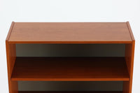 スウェーデンより買い付けたブックシェルフです。高さが139cmと小ぶりで使い勝手の良いサイズ感です。チーク材とビーチ材の組み合わせが素敵です。モスグリーン色の背板がデザインポイントになっています。