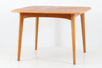 スウェーデンより買い付けたダイニングテーブルです。天板にはチーク材、脚にはナチュラルなオーク材が使用されており、丸みを帯びたデザインにより、デンマーク製の物より全体的に明るく優しい印象を受けます。エクステンション用の拡張板が2枚(別保管)付属します。