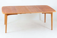 スウェーデンより買い付けたダイニングテーブルです。天板にはチーク材、脚にはナチュラルなオーク材が使用されており、丸みを帯びたデザインにより、デンマーク製の物より全体的に明るく優しい印象を受けます。エクステンション用の拡張板が2枚(別保管)付属します。