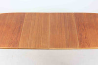 スウェーデンより買い付けたダイニングテーブルです。天板にはチーク材、脚にはナチュラルなオーク材が使用されており、丸みを帯びたデザインにより、デンマーク製の物より全体的に明るく優しい印象を受けます。エクステンション用の拡張板が2枚(別保管)付属します。