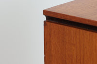 チーク材が贅沢に使用されたキャビネットです。中央の引き出しは横幅が異なっておりデザインポイントになっています。本体には良質なチーク材が使用されています。