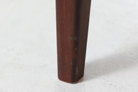 チーク材が贅沢に使用されたキャビネットです。中央の引き出しは横幅が異なっておりデザインポイントになっています。本体には良質なチーク材が使用されています。