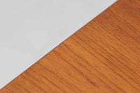 チーク材が贅沢に使用されたキャビネットです。中央の引き出しは横幅が異なっておりデザインポイントになっています。本体には良質なチーク材が使用されています。