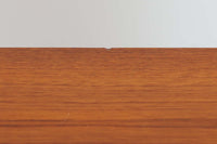 チーク材が贅沢に使用されたキャビネットです。中央の引き出しは横幅が異なっておりデザインポイントになっています。本体には良質なチーク材が使用されています。