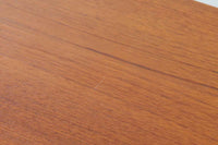 チーク材が贅沢に使用されたキャビネットです。中央の引き出しは横幅が異なっておりデザインポイントになっています。本体には良質なチーク材が使用されています。