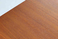 チーク材が贅沢に使用されたキャビネットです。中央の引き出しは横幅が異なっておりデザインポイントになっています。本体には良質なチーク材が使用されています。