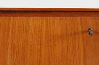 チーク材が贅沢に使用されたキャビネットです。中央の引き出しは横幅が異なっておりデザインポイントになっています。本体には良質なチーク材が使用されています。