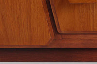 チーク材が贅沢に使用されたキャビネットです。中央の引き出しは横幅が異なっておりデザインポイントになっています。本体には良質なチーク材が使用されています。