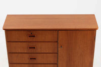 スウェーデンより買い付けたサイドボードです。扉と引き出し収納があり使い勝手も良好です。本体にはチーク材、脚部や縁にはビーチ材が使用されており異なる木材の組み合わせもスウェーデン家具ならではのデザインです。