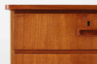 スウェーデンより買い付けたサイドボードです。扉と引き出し収納があり使い勝手も良好です。本体にはチーク材、脚部や縁にはビーチ材が使用されており異なる木材の組み合わせもスウェーデン家具ならではのデザインです。