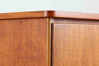 スウェーデンより買い付けたサイドボードです。扉と引き出し収納があり使い勝手も良好です。本体にはチーク材、脚部や縁にはビーチ材が使用されており異なる木材の組み合わせもスウェーデン家具ならではのデザインです。