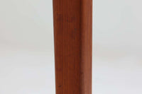 北欧より買い付けたエクステンションダイニングテーブルです。良質なチーク材の綺麗な木目が綺麗です。使用目的によって、さっと天板を広げる事が出来ますので、大変便利です。片方だけ拡張板を広げて使用可能です。