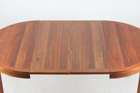 スウェーデンより買い付けた円形のダイニングテーブルです。円形の形状上、拡張板は通常別保管ですが、こちらのテーブルの拡張板は折り畳み式で本体に収納が出来る珍しいタイプとなっています。拡張板は内部に固定されておりませんので、取り出す際は重量がありますので落とさない様ご注意ください。本体には良質なチーク材が使用されています。