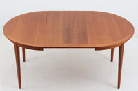 北欧より買い付けた、円形のダイニングテーブルです。急な来客時にも対応できるエクステンションタイプです。良質なチーク材が使用されていますのでお部屋に暖かみを与えてくれそうです。円形のため拡張板は別保管となります。