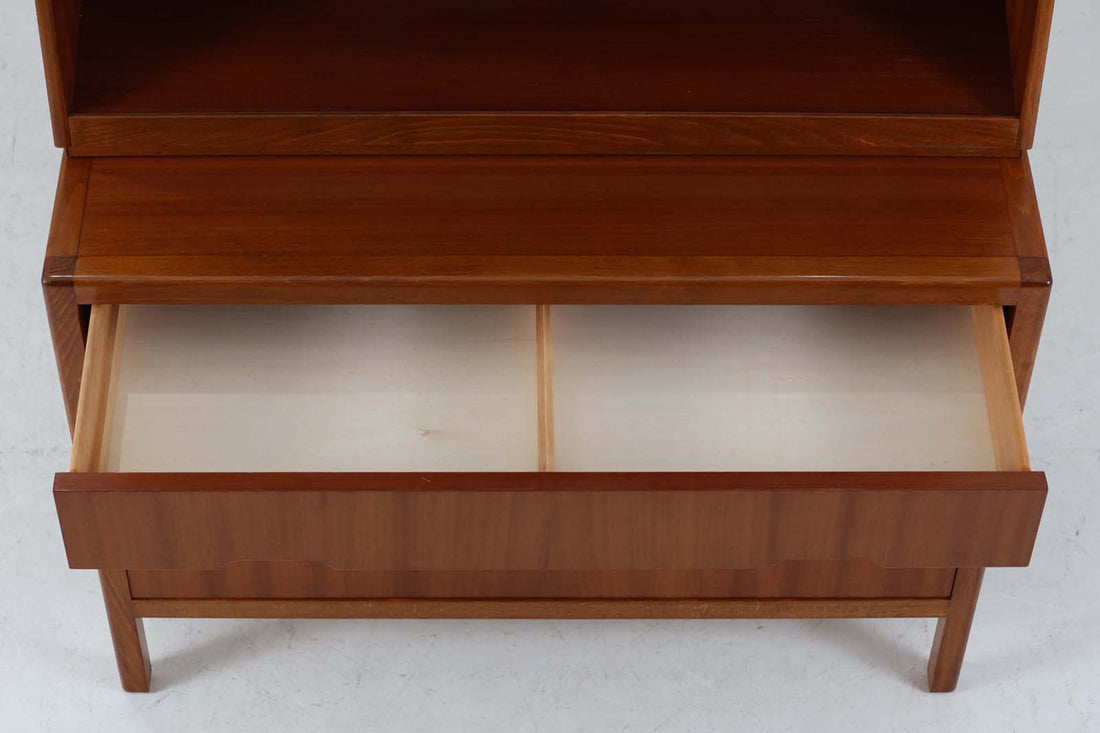 スウェーデンより買い付けたオープンシェルフです。一番下の棚板は本を飾れる様に傾斜がございます。マホガニー材が贅沢に使用されており、スウェーデン家具ならではの風合いです。