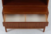 スウェーデンより買い付けたオープンシェルフです。一番下の棚板は本を飾れる様に傾斜がございます。マホガニー材が贅沢に使用されており、スウェーデン家具ならではの風合いです。