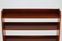 スウェーデンより買い付けたオープンシェルフです。一番下の棚板は本を飾れる様に傾斜がございます。マホガニー材が贅沢に使用されており、スウェーデン家具ならではの風合いです。