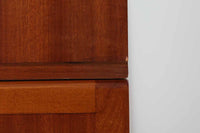 スウェーデンより買い付けたオープンシェルフです。一番下の棚板は本を飾れる様に傾斜がございます。マホガニー材が贅沢に使用されており、スウェーデン家具ならではの風合いです。