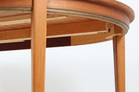 北欧より買い付けた、円形のダイニングテーブルです。ビーチ材の脚と幕板の装飾が美しいデザインです。色味が異なる拡張板が1枚付属しますが、色ヤケでは無く元々の仕様となりますのでご了承くださいませ。円形のため拡張板は別保管となります。