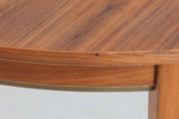 北欧より買い付けた、円形のダイニングテーブルです。ビーチ材の脚と幕板の装飾が美しいデザインです。色味が異なる拡張板が1枚付属しますが、色ヤケでは無く元々の仕様となりますのでご了承くださいませ。円形のため拡張板は別保管となります。