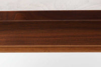 北欧より買い付けた、円形のダイニングテーブルです。ビーチ材の脚と幕板の装飾が美しいデザインです。色味が異なる拡張板が1枚付属しますが、色ヤケでは無く元々の仕様となりますのでご了承くださいませ。円形のため拡張板は別保管となります。