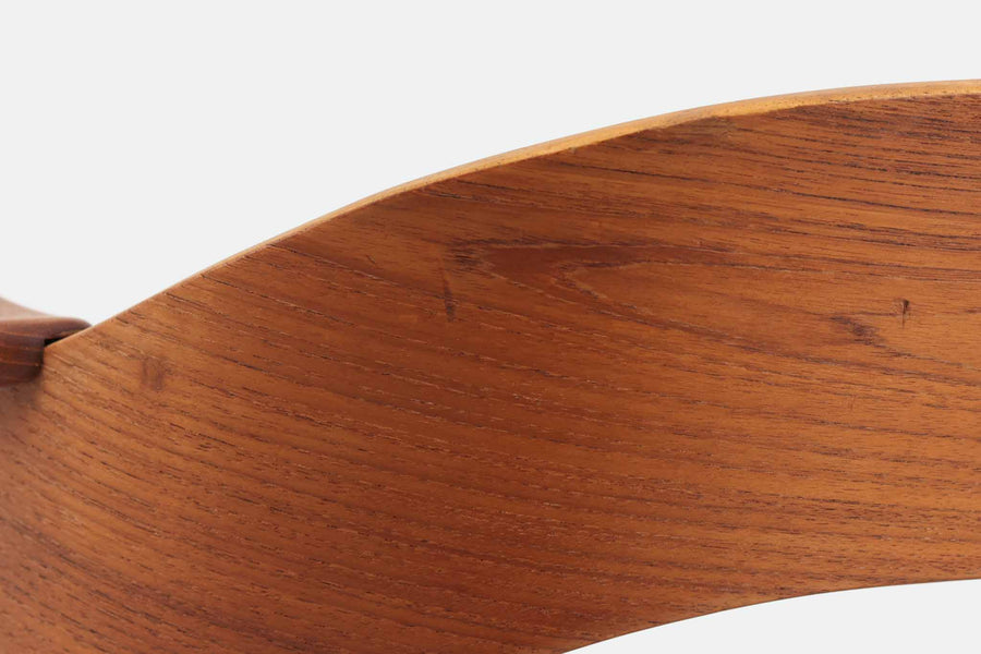Kai Kristiansenのネイルチェアは、デンマークの名工によって手作りされ、その独創的なデザインと高品質なクラフトマンシップで称賛されています。洗練された背もたれの曲線と美しい木製のフレーム、そして小さなアームが特徴で、快適な座り心地を提供してくれます。デスクチェアとしてもお勧めです。