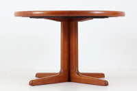 デンマークより買い付けたダイニングテーブルです。高さが62cmと低めの設計です。天板裏面の構造(天板裏面の写真参照)から見ると元々はもう少し低かった可能性がございますが、詳細は分かりませんのでご了承ください。上質なチーク材が使用されており、重量がありクオリティーの高い商品です。破損防止のため拡張レールは金属製となっております。