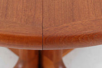 デンマークより買い付けたダイニングテーブルです。高さが62cmと低めの設計です。天板裏面の構造(天板裏面の写真参照)から見ると元々はもう少し低かった可能性がございますが、詳細は分かりませんのでご了承ください。上質なチーク材が使用されており、重量がありクオリティーの高い商品です。破損防止のため拡張レールは金属製となっております。