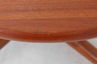 デンマークより買い付けたダイニングテーブルです。高さが62cmと低めの設計です。天板裏面の構造(天板裏面の写真参照)から見ると元々はもう少し低かった可能性がございますが、詳細は分かりませんのでご了承ください。上質なチーク材が使用されており、重量がありクオリティーの高い商品です。破損防止のため拡張レールは金属製となっております。