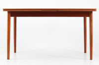 北欧より買い付けたエクステンションダイニングテーブルです。良質なチーク材の綺麗な木目が綺麗です。使用目的によって、さっと天板を広げる事が出来ますので、大変便利です。片方だけ拡張板を広げて使用可能です。