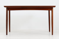 北欧より買い付けたエクステンションダイニングテーブルです。良質なチーク材の綺麗な木目が綺麗です。使用目的によって、さっと天板を広げる事が出来ますので、大変便利です。片方だけ拡張板を広げて使用可能です。