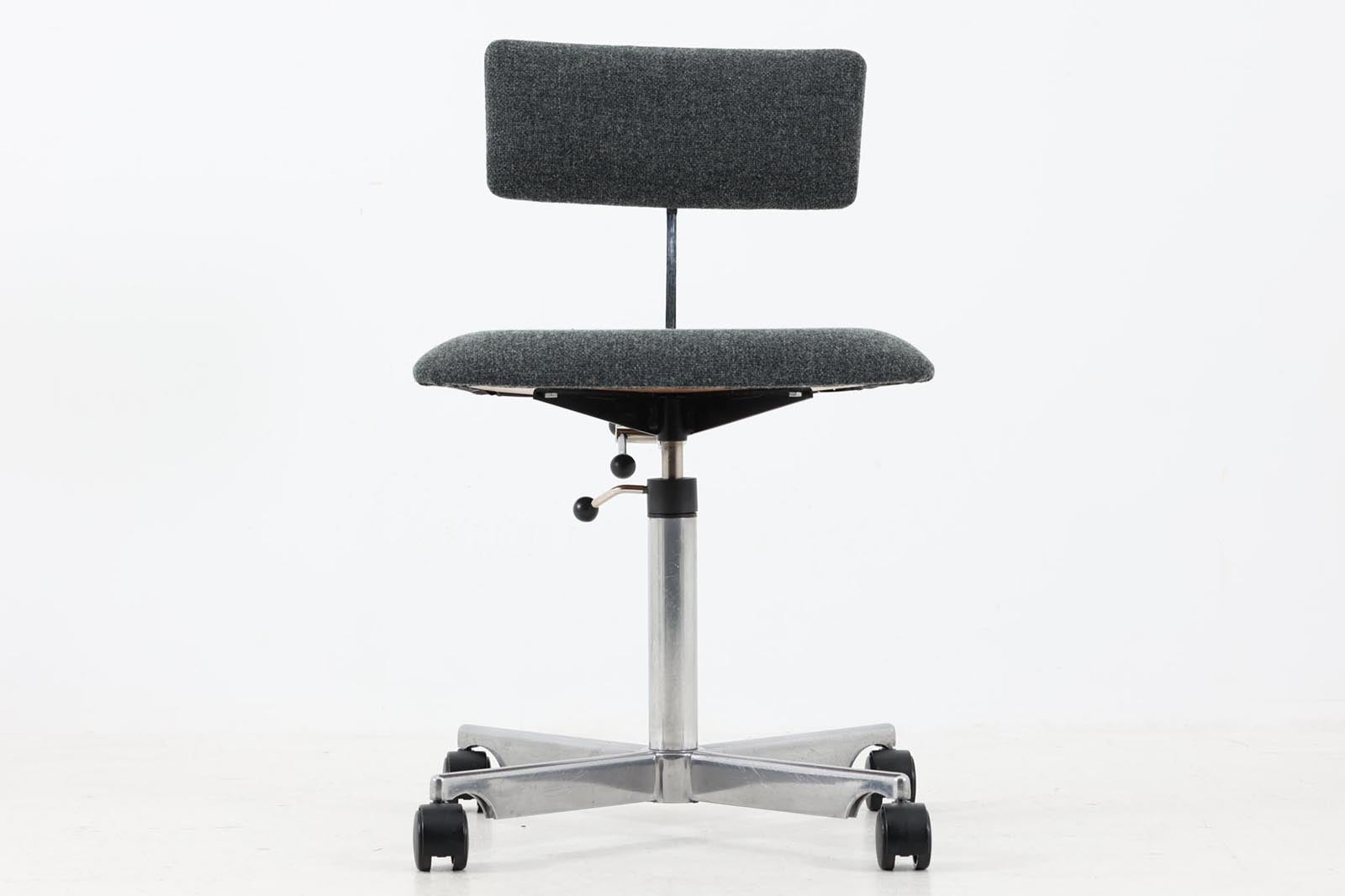 デスクチェア Kevi Chair KEVIデスクチェア 4本脚 デンマーク製 北欧家具ビンテージ – CHLOROS